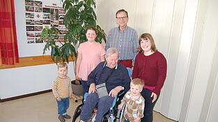 Der Jubilar Walfried H&uuml;bner mit B&uuml;rgermeister Franz Wittmann und (v.l.) vier seiner Urenkel Fritz M&uuml;ller, Ida M&uuml;ller, Greta M&uuml;ller und Oscar H&uuml;bner (die Urenkel Helena und Ludwig H&uuml;bner fehlen im Bild)