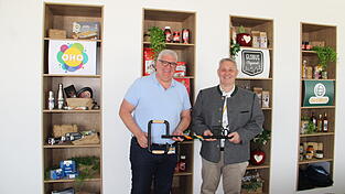 Der alte Gesch&auml;ftsleiter Dieter Reis (l.) &uuml;bergibt dem neuen, Martin Gr&uuml;nthaler, symbolisch den Schl&uuml;ssel.