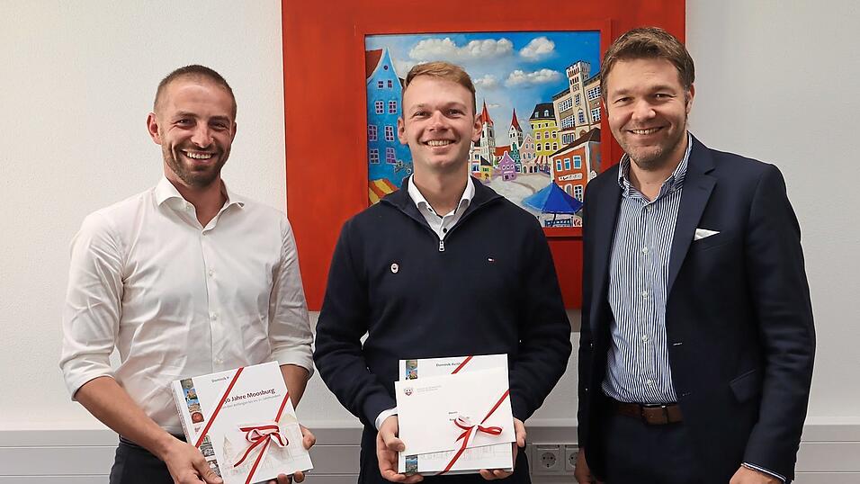 Gut Weiglschwaig-Chef Philipp Mücke (v. l.) und Dressur-Team-Weltmeister Raphael Netz wurden von Bürgermeister Max Mader empfangen und anschließend ausgezeichnet. Gut Weiglschwaig-Chef Philipp Mücke (v. l.) und Dressur-Team-Weltmeister Raphael Netz wurden von Bürgermeister Max Mader empfangen und anschließend ausgezeichnet.