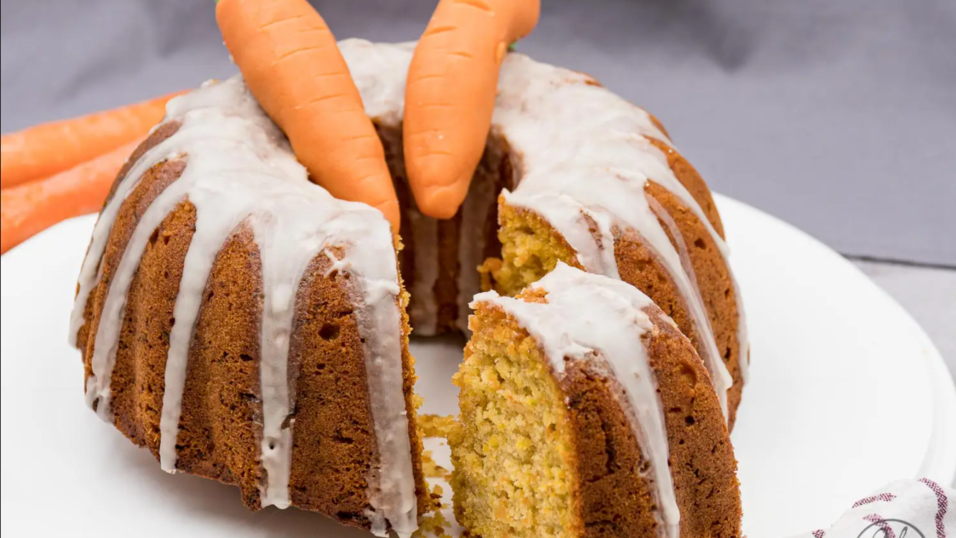 Der Karottenkuchen - ein Klassiker. Hier backen wir ihn dieses Mal ohne Mehl. Die glutenfreie Variante schmeckt ebenso saftig und lecker.