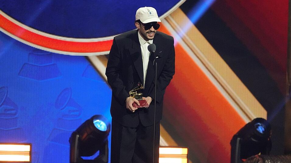 Bad Bunny nimmt den Preis für das beste Urban Music Album während der 2025 Latin Grammys entgegen. (Archivbild) Bad Bunny nimmt den Preis für das beste Urban Music Album während der 2025 Latin Grammys entgegen. (Archivbild)