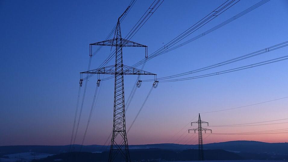 Die Senkung der &Uuml;bertragungsnetzentgelte durch den Bundeszuschuss f&uuml;hre grunds&auml;tzlich zu einer Entlastung der Verbraucherinnen und Verbraucher bei den Stromkosten, hei&szlig;t es beim Branchenverband BDEW. (Symbolbild)