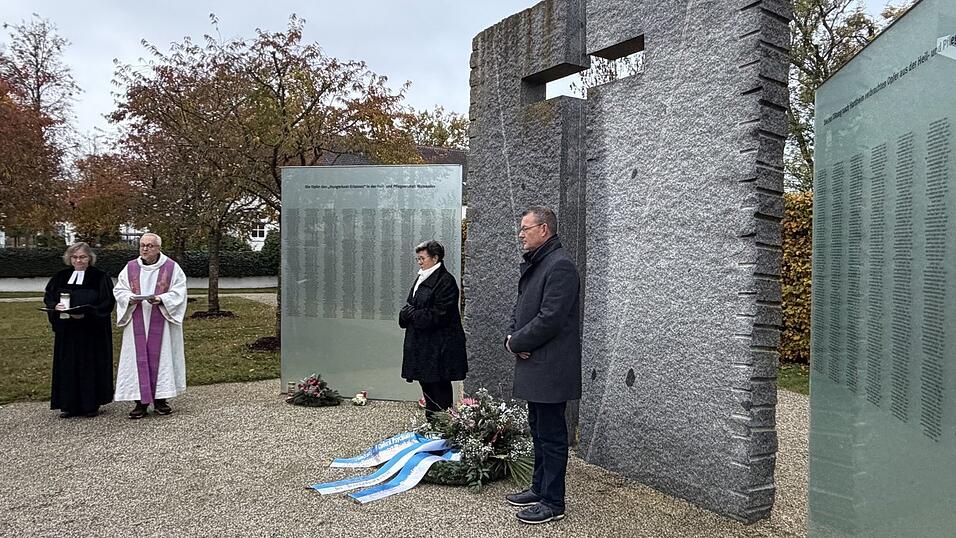 Im stillen Gedenken: (v. r.) Krankenhausdirektor Uwe Böttcher, Bezirksrätin Hannelore Langwieser, Pfarrer Hermann Eckl und die evangelische Pfarrerin Katrin Großmann-Bomhard. Im stillen Gedenken: (v. r.) Krankenhausdirektor Uwe Böttcher, Bezirksrätin Hannelore Langwieser, Pfarrer Hermann Eckl und die evangelische Pfarrerin Katrin Großmann-Bomhard.