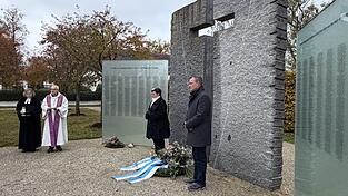 Im stillen Gedenken: (v. r.) Krankenhausdirektor Uwe Böttcher, Bezirksrätin Hannelore Langwieser, Pfarrer Hermann Eckl und die evangelische Pfarrerin Katrin Großmann-Bomhard. Im stillen Gedenken: (v. r.) Krankenhausdirektor Uwe Böttcher, Bezirksrätin Hannelore Langwieser, Pfarrer Hermann Eckl und die evangelische Pfarrerin Katrin Großmann-Bomhard.