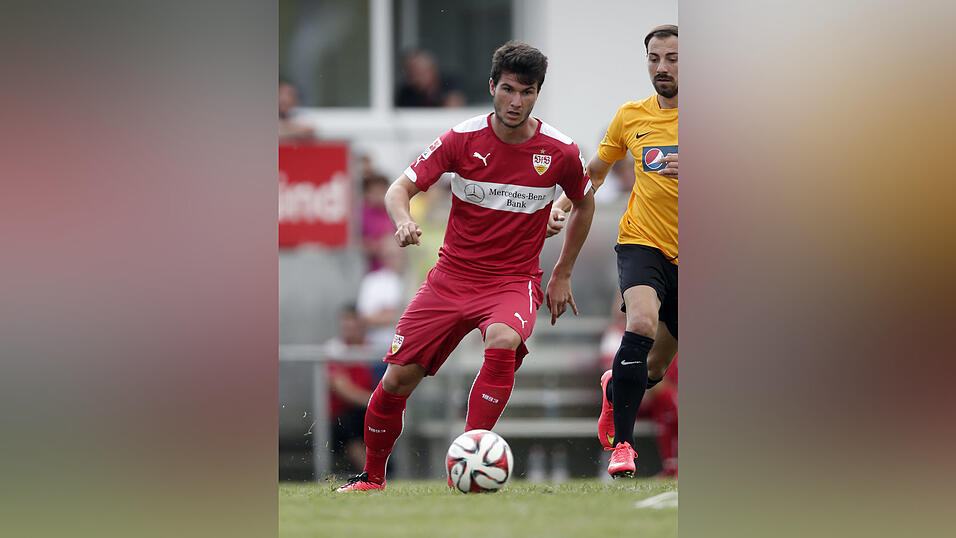 Der Deggendorfer Robin Yalcin zieht im Mittelfeld der Stuttgarter die F&auml;den. (Foto: Rauchensteiner / Augenklick)