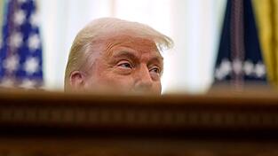 US-Präsident Donald Trump spricht zu Journalisten, nachdem er ein Dekret im Oval Office des Weißen Hauses unterzeichnet hat. (Archivbild)