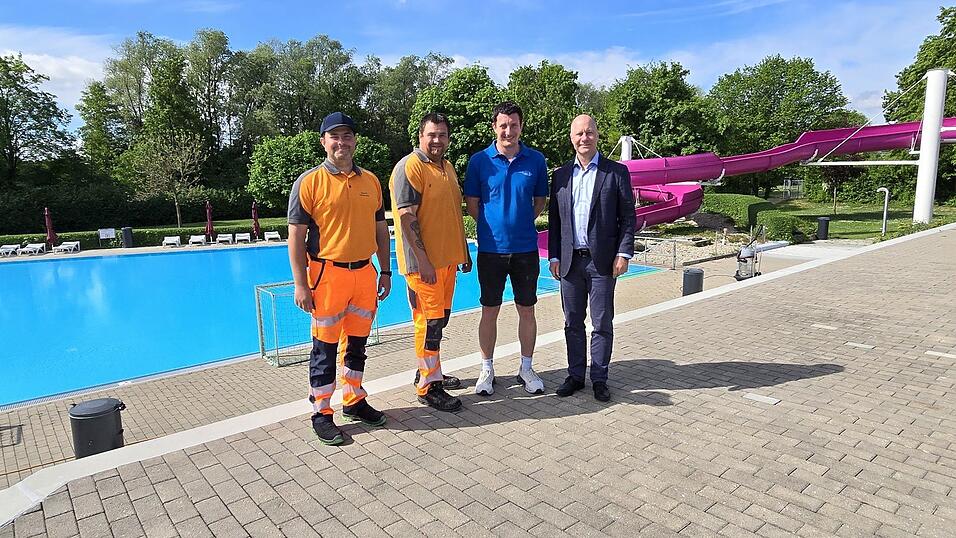 B&uuml;rgermeister Thomas Etschmann und Schwimmmeister Stefan Schrenk (v.r.) freuen sich mit den Bauhofmitarbeitern Manuel Reiter und Manuel Stephan (v.l.) auf den Saisonbeginn.