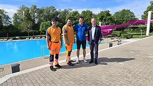 B&uuml;rgermeister Thomas Etschmann und Schwimmmeister Stefan Schrenk (v.r.) freuen sich mit den Bauhofmitarbeitern Manuel Reiter und Manuel Stephan (v.l.) auf den Saisonbeginn.