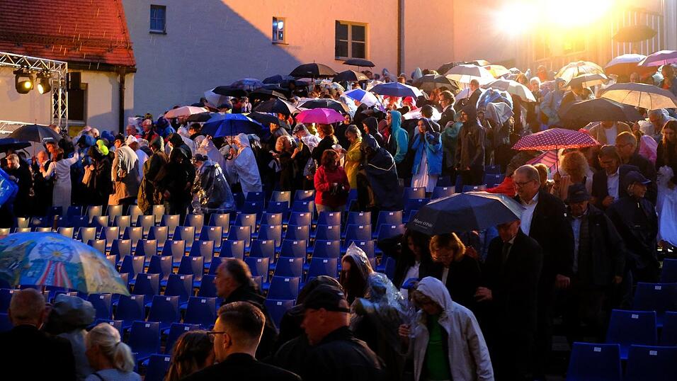 Regen bei der Premiere. Abbruch der Vorstellung. Das hat es noch nicht gegeben, wohl aber Unterbrechung und Regen w&auml;hrend fr&uuml;herer Premieren.