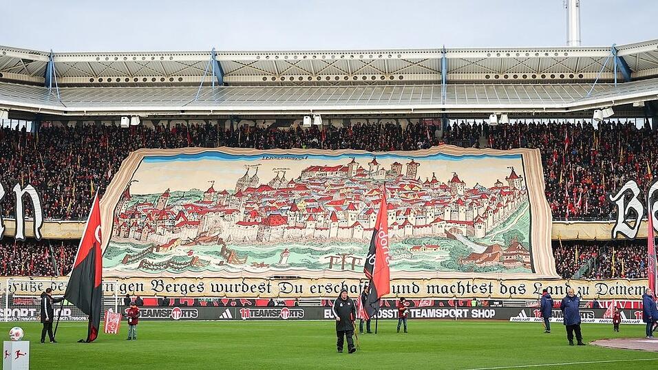 Die Nürnberger Fans zeigten ein imposante Choreohraphie. Die Nürnberger Fans zeigten ein imposante Choreohraphie.