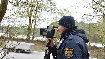 Die Mainburger Polizei steht mit einem Handmessger&auml;t an der Bundesstra&szlig;e 299. Zum Blitzer-Marathon decken die bayerischen Polizeiinspektionen viele Unfallschwerpunkte ab.