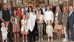 Die Taufgesellschaft mit T&auml;ufling Johannes auf dem Arm von Patin Sonja Nirschl, Taufzeugen Max und den Eltern.