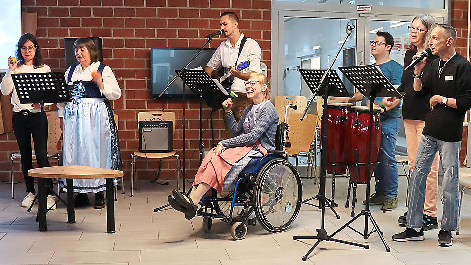 Die Band der Werkst&auml;tten hatte sichtlich Spa&szlig; an Ihrem Auftritt und verpackte ihre Botschaften in eing&auml;ngig umgetextete Songs.