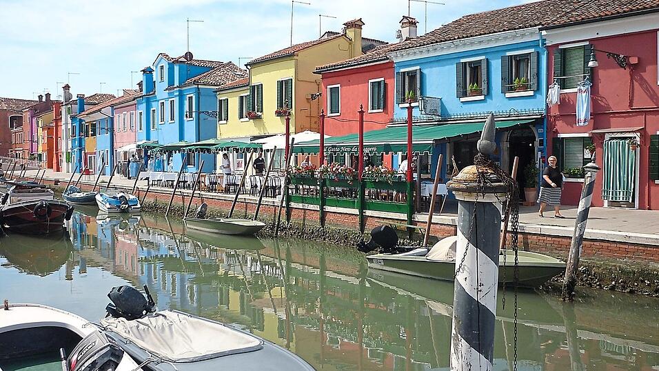 In Burano kann man entlang des Kanals flanieren. In Burano kann man entlang des Kanals flanieren.