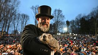 Punxsutawney Phil, das wettervorhersagende Murmeltier, hat sechs weitere Wochen Winterwetter vorausgesagt. Punxsutawney Phil, das wettervorhersagende Murmeltier, hat sechs weitere Wochen Winterwetter vorausgesagt.