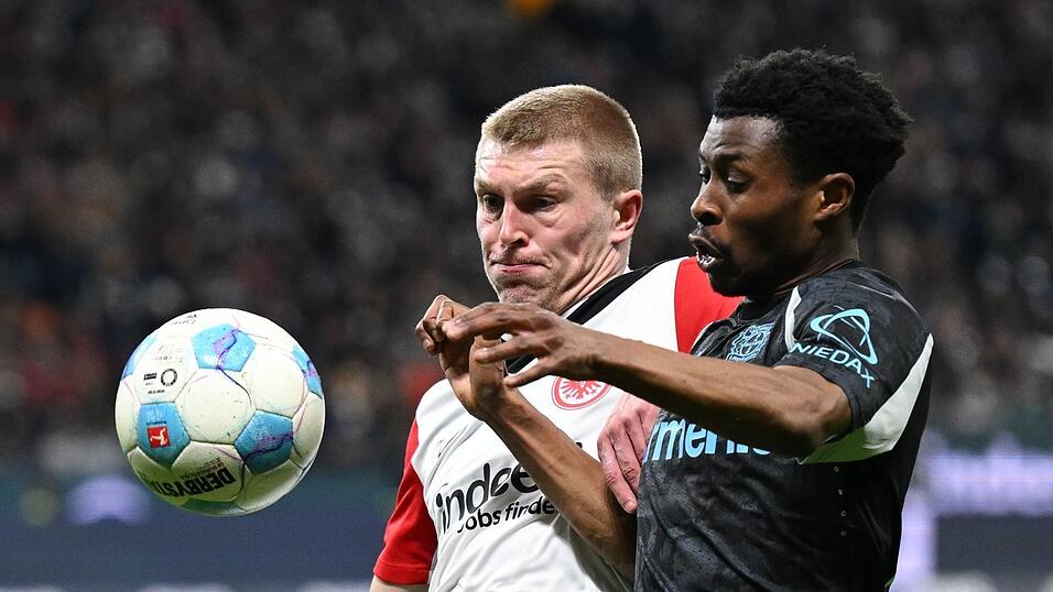 Eintracht Frankfurt um Rasmus Kristensen (l) und Bayer Leverkusen um Nathan Tella lieferten eine temporeiche Anfangsphase ab.