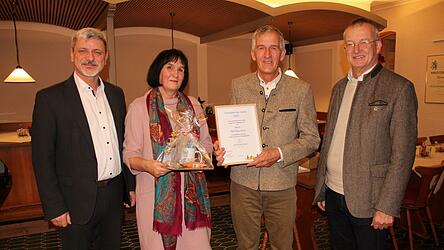 Bürgermeister Sandro Bauer, Anne Baumeister und Bürgermeister Markus Ackermann bei der Auszeichnung von Uwe Neumann in Steinlohe (zweiter von rechts).