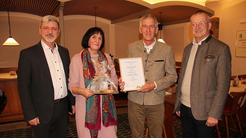 Bürgermeister Sandro Bauer, Anne Baumeister und Bürgermeister Markus Ackermann bei der Auszeichnung von Uwe Neumann in Steinlohe (zweiter von rechts).