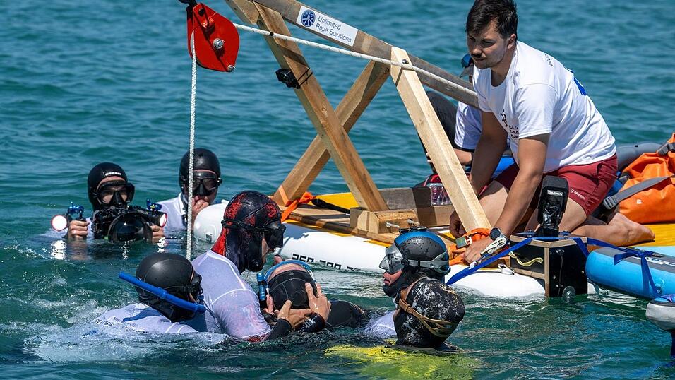 Nachdem Marinković bei seinem Rekordversuch kurz vor der Oberfläche ohnmächtig wurde, wurde er von Helfern geborgen – der Apnoetaucher kam schnell wieder zu Bewusstsein und blieb unverletzt. Nachdem Marinković bei seinem Rekordversuch kurz vor der Oberfläche ohnmächtig wurde, wurde er von Helfern geborgen – der Apnoetaucher kam schnell wieder zu Bewusstsein und blieb unverletzt.