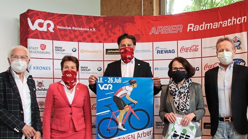 Unter dem Motto 'Mach deinen Arber - dein Arber hilft' findet der Arber Radmarathon doch statt. Für Oberbürgermeisterin Gertrud Maltz-Schwarzfischer ist der Charity Arber Marathon eine Herzensangelegenheit.