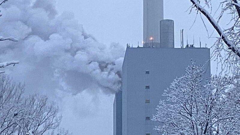 Rauchwolken stehen &uuml;ber einem Kraftwerk des Versorgers Uniper in N&uuml;rnberg.