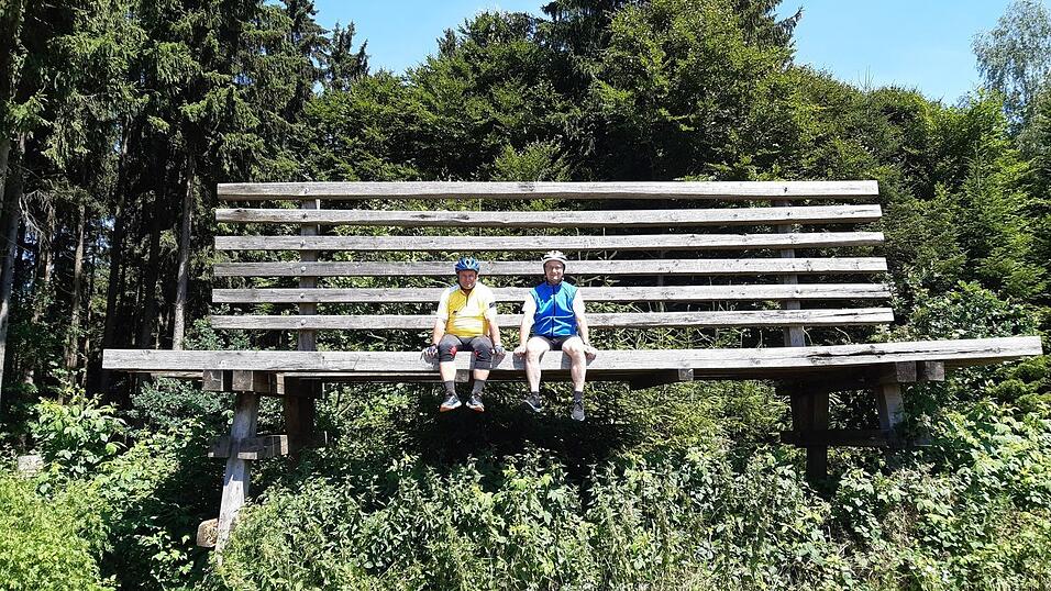 Bei Seifriedswörth machten die Erwins (Irlbeck links und Fußeder rechts) Rast auf der größten Bank im Landkreis. Zusammen waren die beiden auch an der Binaquelle und am höchsten Punkt im Landkreis in Schleichwies. Bei Seifriedswörth machten die Erwins (Irlbeck links und Fußeder rechts) Rast auf der größten Bank im Landkreis. Zusammen waren die beiden auch an der Binaquelle und am höchsten Punkt im Landkreis in Schleichwies.