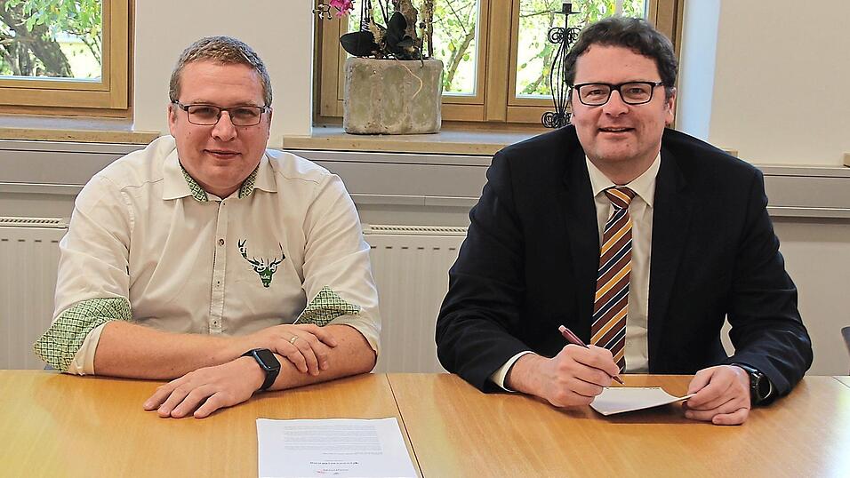 Weiterhin ein Team: Salzfriedl-Pächter Karl Wilhelm (links) und die Stadt Rötz Weiterhin ein Team: Salzfriedl-Pächter Karl Wilhelm (links) und die Stadt Rötz