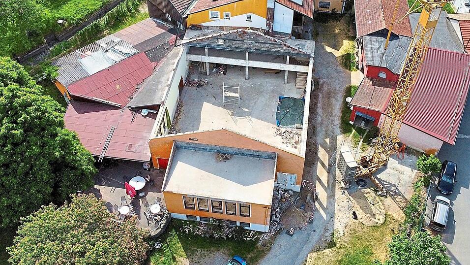 Das Dach ist bereits weg: Der legendäre Postgarten-Saal weicht einem Neubau. Das Dach ist bereits weg: Der legendäre Postgarten-Saal weicht einem Neubau.