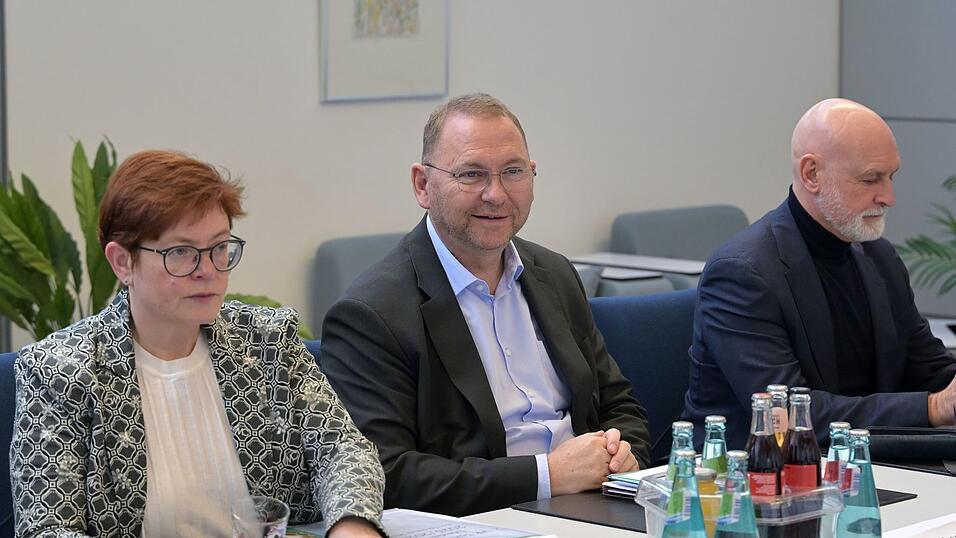 Christine Behle, Verdi-Vize, im Verhandlungsraum in Potsdam, neben ihr Verdi-Chef Frank Werneke und dbb-Chef Volker Geyer. (Archivbild) Christine Behle, Verdi-Vize, im Verhandlungsraum in Potsdam, neben ihr Verdi-Chef Frank Werneke und dbb-Chef Volker Geyer. (Archivbild)