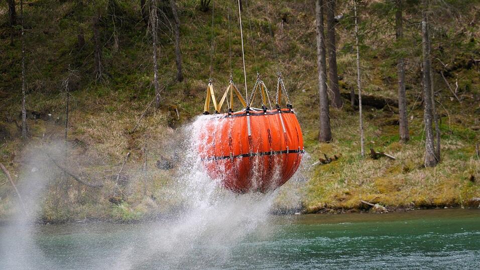 Um die Flammen zu l&ouml;schen, waren auch Hubschrauber mit L&ouml;schwasserbeh&auml;ltern im Einsatz. (Archivbild)