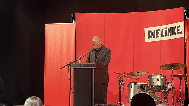 Hauptredner Gregor Gysi ist nun bei den Linken vor Ort und beginnt mit einer kleinen Verzögerung seine Rede. Hauptredner Gregor Gysi ist nun bei den Linken vor Ort und beginnt mit einer kleinen Verzögerung seine Rede.