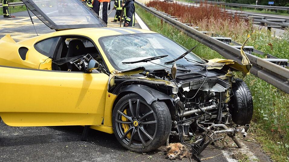 Auf der A93 bei Aiglsbach ist am Freitagmittag ein Ferrari in eine Leitplanke gekracht.