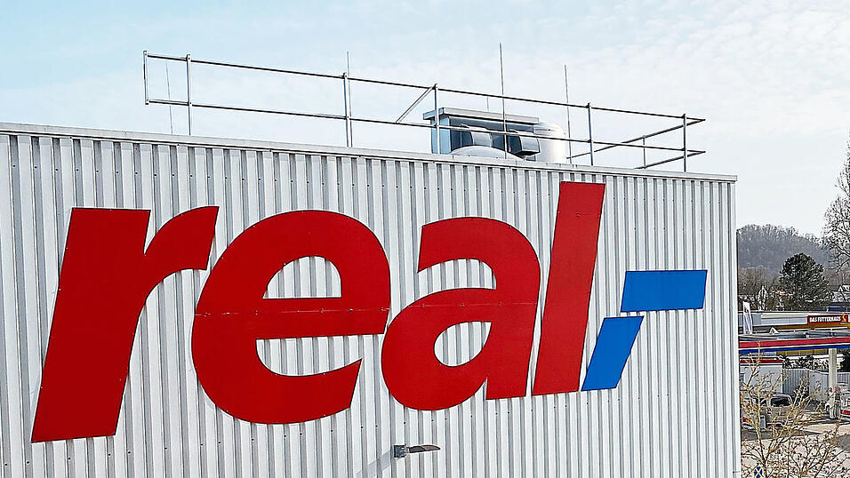 Noch prangt der Real-Schriftzug auf dem Geb&auml;ude in der Alten Regensburger Stra&szlig;e.