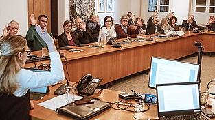 Den Haushalt f&uuml;r das Jahr 2026 haben die Vilsbiburger Stadtr&auml;te einstimmig verabschiedet. Bei der mittelfristigen Finanzplanung gab es erneut die Gegenstimmen von den Gr&uuml;nen.