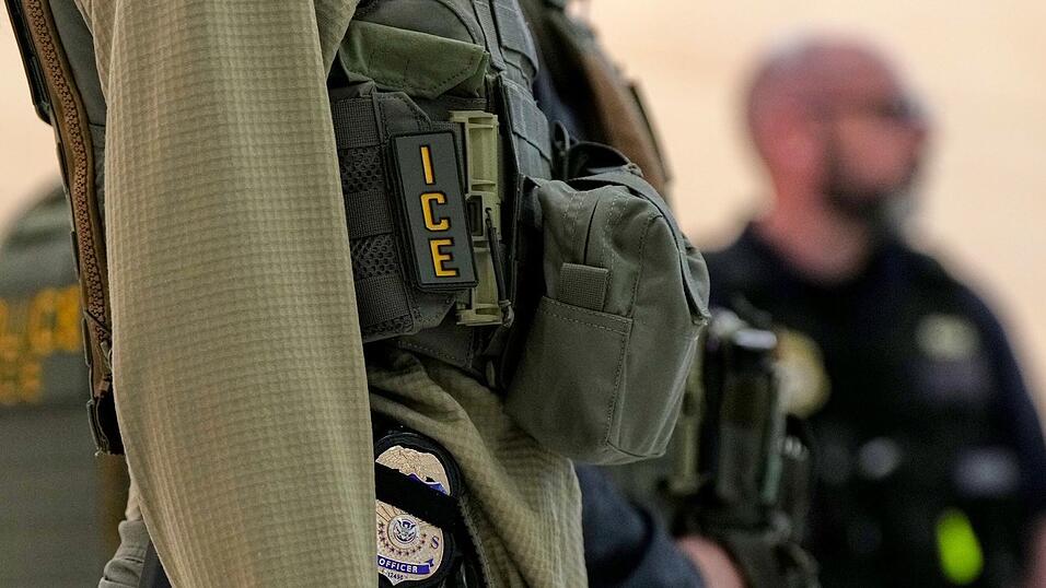 Die US-Einwanderungsbehörde ICE plant die Anschaffung von Elektroschock-Handschuhen. (Archivfoto) Die US-Einwanderungsbehörde ICE plant die Anschaffung von Elektroschock-Handschuhen. (Archivfoto)