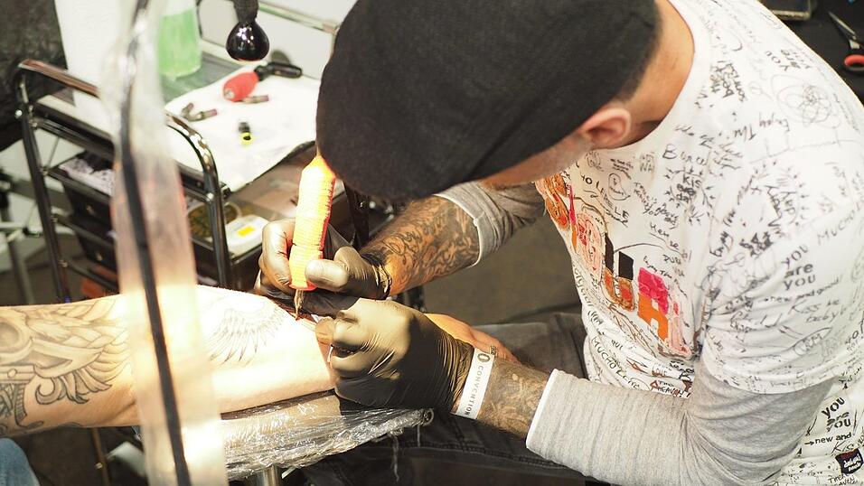 Rund 40 Aussteller und etwa 90 Tattoo-Künstler sind auf der Tattoo Convention in Straubing vertreten. Rund 40 Aussteller und etwa 90 Tattoo-Künstler sind auf der Tattoo Convention in Straubing vertreten.