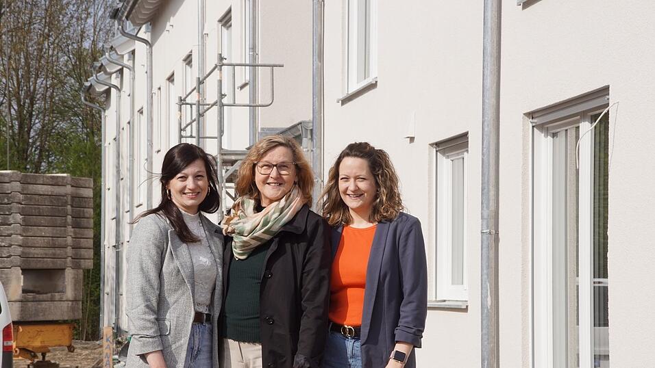 Christina Landstorfer, Rita Koeppelle und Julia Aumüller (von links) vor dem nagelneuen Gebäudeflügel. Christina Landstorfer, Rita Koeppelle und Julia Aumüller (von links) vor dem nagelneuen Gebäudeflügel.