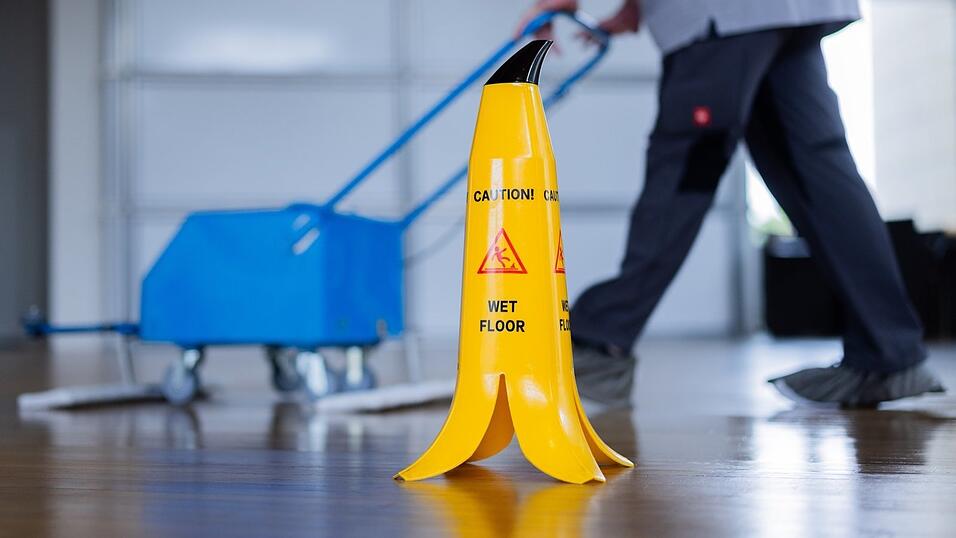 20 Reinigungskräfte beschäftigt eine Firma, um den Landtag sauber zu halten. Sie sollen nun freiwillig kündigen und unter befristetem Vertrag bei einer neuen Firma weiterputzen. (Symbolfoto)