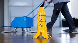 20 Reinigungskräfte beschäftigt eine Firma, um den Landtag sauber zu halten. Sie sollen nun freiwillig kündigen und unter befristetem Vertrag bei einer neuen Firma weiterputzen. (Symbolfoto)