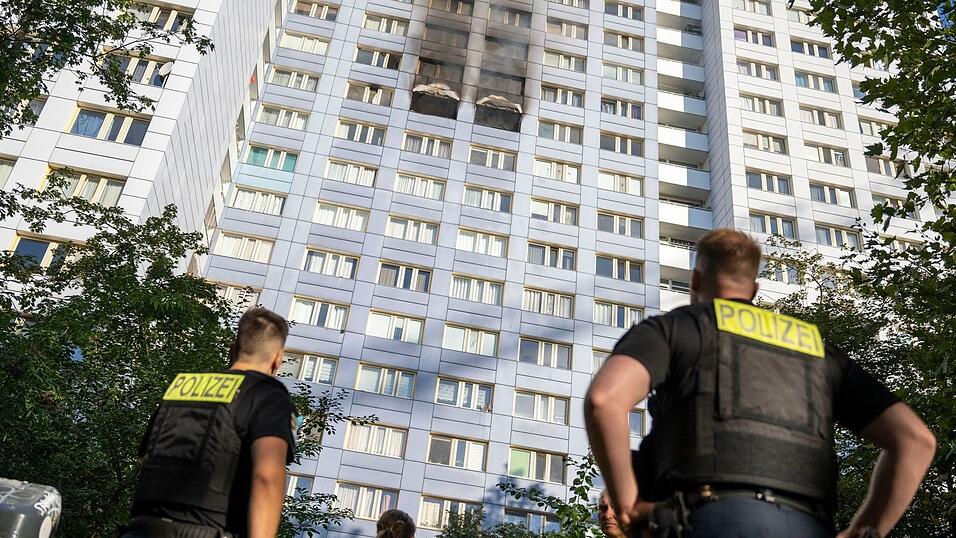 Das Feuer brach in der Nähe des Berliner Ostbahnhofs in einem Hochhaus mit 21 Stockwerken aus. Das Feuer brach in der Nähe des Berliner Ostbahnhofs in einem Hochhaus mit 21 Stockwerken aus.
