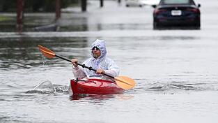 Ein Sturm an der US-Ostküste überflutet Straßen in Küstenorten. Ein Sturm an der US-Ostküste überflutet Straßen in Küstenorten.