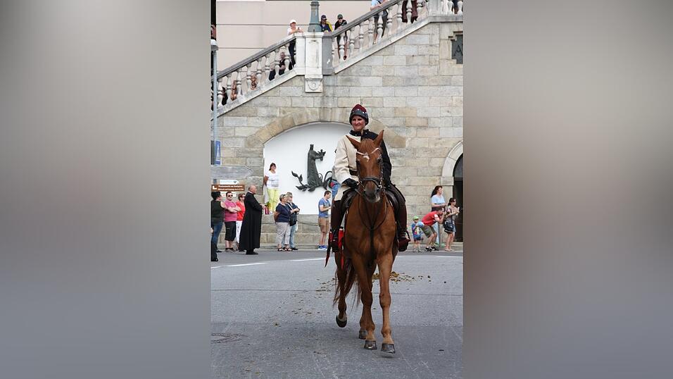 Die schönsten Augenblicke des historischen Drachenstich-Festzuges 2016. Die schönsten Augenblicke des historischen Drachenstich-Festzuges 2016.