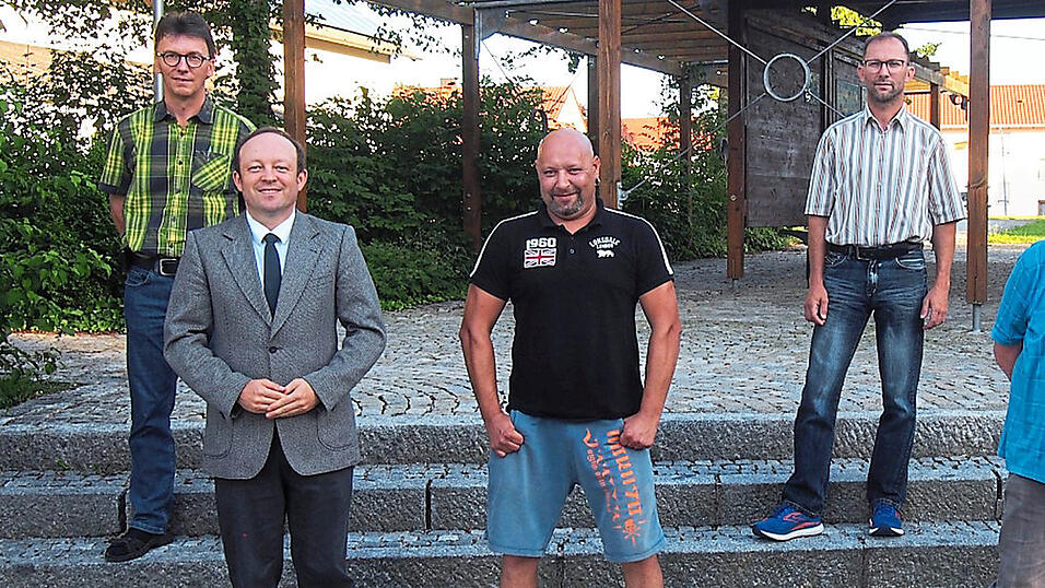 Die neu gewählte Führungsriege der KuSK Schambach: 1. Reihe v. links: Bürgermeister Christian Hirtreiter, Vorsitzender Mario Lehermeier, Josef Licht, Reinhold Hottner, 2. Reihe v. links: Franz Wagner und Christian Wagner.