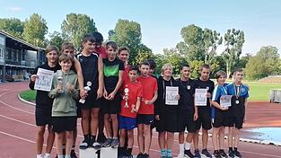 Platz drei in Waiblingen ging an die Sch&uuml;lermannschaft der WG Untere Isar (in rot).