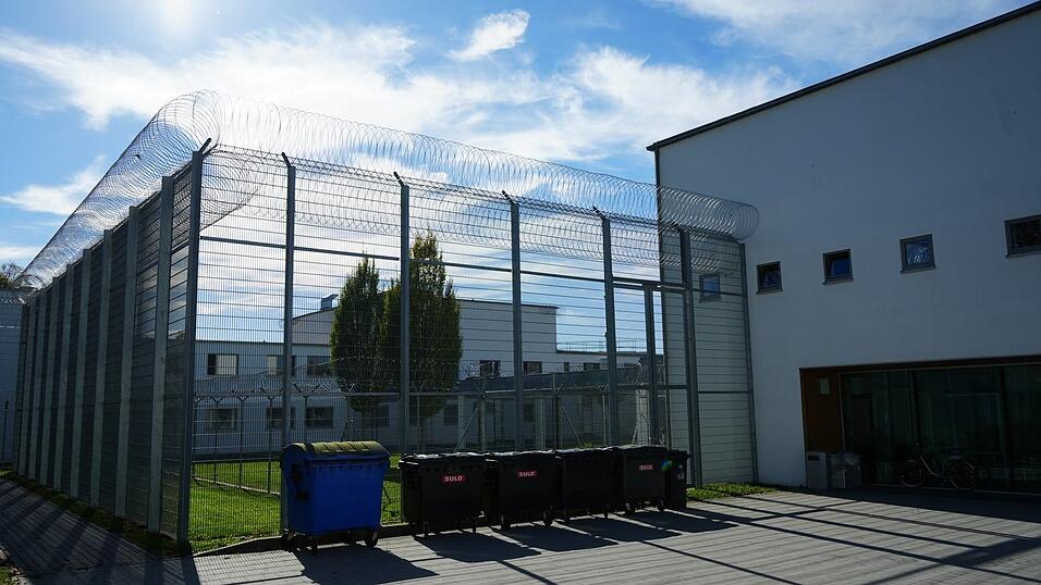 Innerhalb weniger Wochen sind aus der Forensik des Bezirkskrankenhauses Mainkofen zwei Patienten entwichen. Zumindest im ersten Fall wurden Fehler gemacht. Dennoch stellt sich die Situation bei genauerem Hinsehen anders dar als von der &Ouml;ffentlichkeit und vielen Medien kolportiert. Lockerungsma&szlig;nahmen per se in Frage zu stellen, ist nach Ansicht der Verantwortlichen der falsche Ansatz - und auch gesetzlich nicht m&ouml;glich.