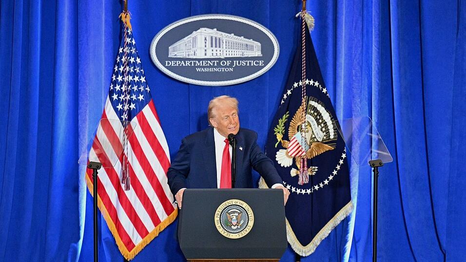 Trump nutzte den Auftritt im Justizressort für eine politische Abrechnung mit seinen Gegnern. Trump nutzte den Auftritt im Justizressort für eine politische Abrechnung mit seinen Gegnern.