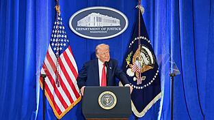 Trump nutzte den Auftritt im Justizressort für eine politische Abrechnung mit seinen Gegnern. Trump nutzte den Auftritt im Justizressort für eine politische Abrechnung mit seinen Gegnern.