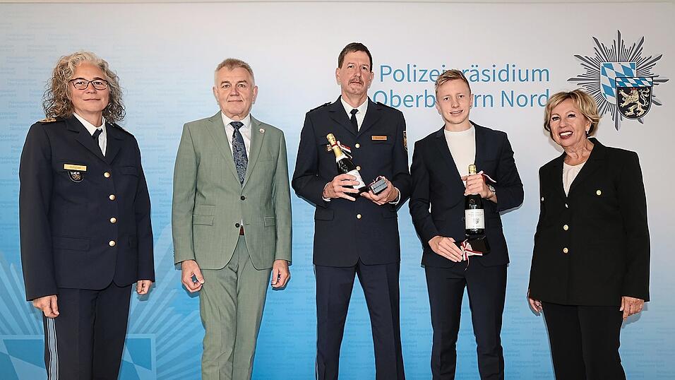 Amtsübergabe im Feyerabendhaus (v. l.): Polizeipräsidentin Kerstin Schaller, Bürgermeister Josef Dollinger, der neue Polizeichef Dieter Weidner, sein Amtsvorgänger Florian Brauner und Vizelandrätin Anita Meinelt. Amtsübergabe im Feyerabendhaus (v. l.): Polizeipräsidentin Kerstin Schaller, Bürgermeister Josef Dollinger, der neue Polizeichef Dieter Weidner, sein Amtsvorgänger Florian Brauner und Vizelandrätin Anita Meinelt.