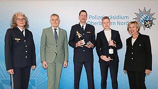 Amtsübergabe im Feyerabendhaus (v. l.): Polizeipräsidentin Kerstin Schaller, Bürgermeister Josef Dollinger, der neue Polizeichef Dieter Weidner, sein Amtsvorgänger Florian Brauner und Vizelandrätin Anita Meinelt.