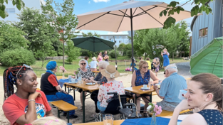 Das Caf&eacute; im Pfarrgarten.